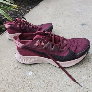 Nike Women's Maroon and Black Athletic Shoes